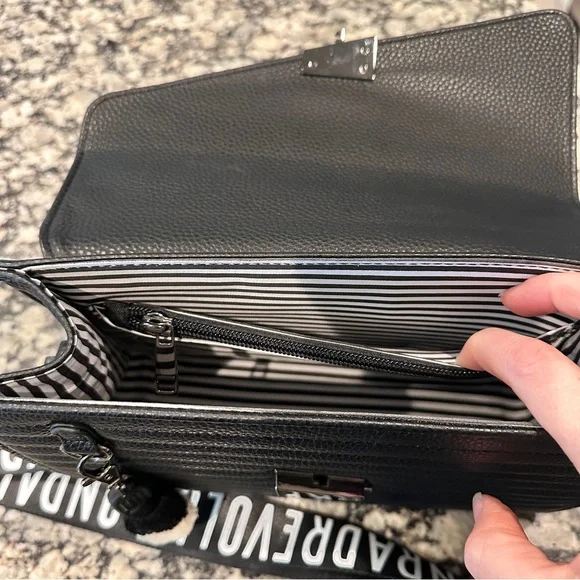 Rad Rev Edgy Crossbody Bag in Pebble black - Picture 4 of 7